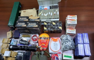 Policía Nacional ocupa yipeta, miles de municiones, mira telescópica y otros efectos dentro de caja enviada desde el exterior y vivienda allanada