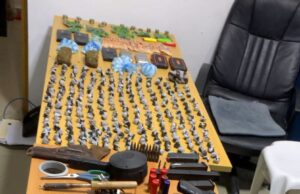 Policía y MP decomisan arsenal y drogas en allanamiento en Villa España, La Romana; dos detenidos