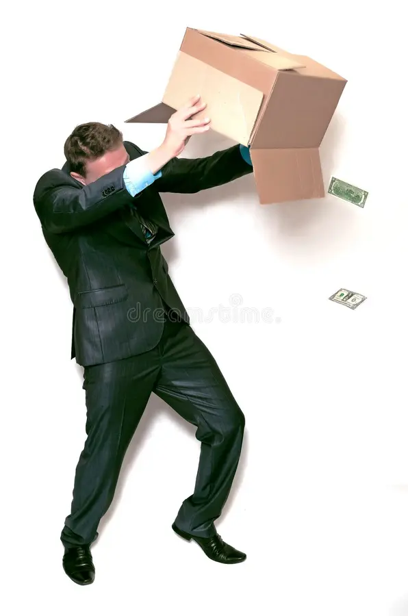 el-hombre-de-negocios-sacude-una-caja-cartón-con-dinero-119106197