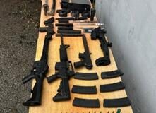 Policía Nacional junto al Ministerio Público ocupa cinco armas de fuego y más de 200 municiones en allanamiento en Barahona