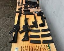 Policía Nacional junto al Ministerio Público ocupa cinco armas de fuego y más de 200 municiones en allanamiento en Barahona
