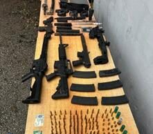 Policía Nacional junto al Ministerio Público ocupa cinco armas de fuego y más de 200 municiones en allanamiento en Barahona